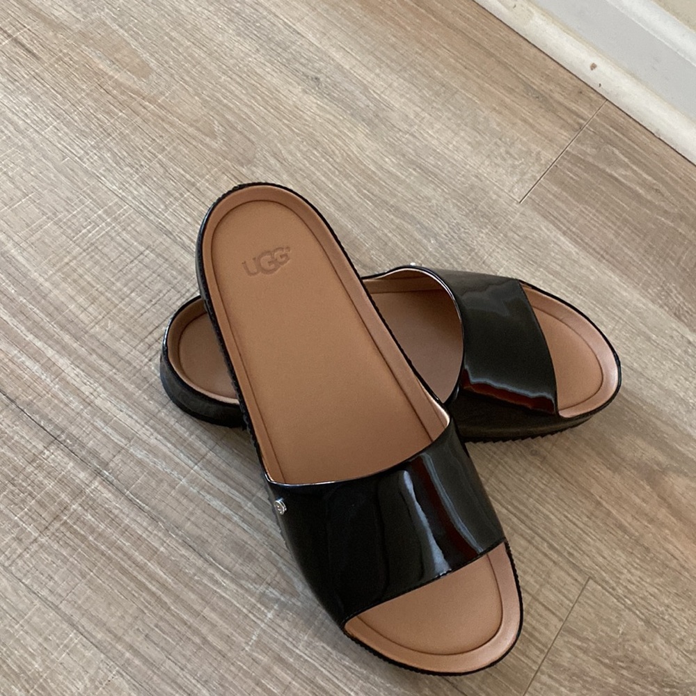 NWOT -Ugg -Jane Patent Slides